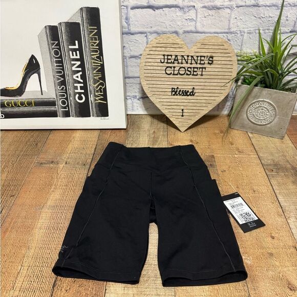 Arc'teryx Essent High Rise Short 8”- Size 4 black NWT - Picture 2 of 11